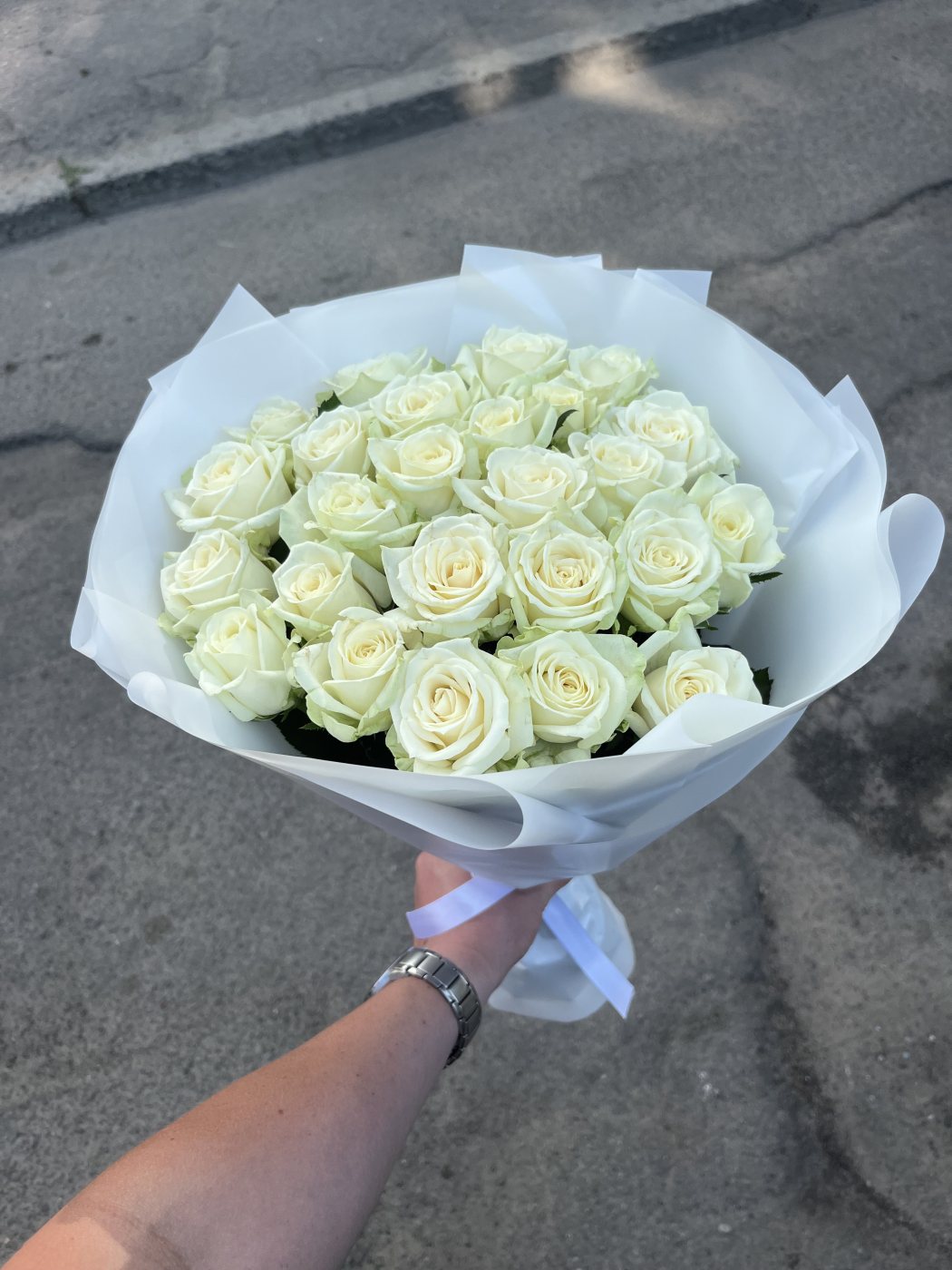 Букет 25 білих троянд — доставка квітів у Дніпрі