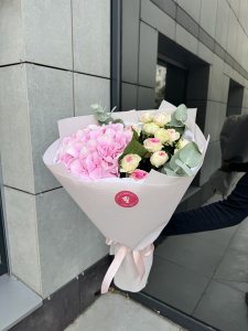 Збірний букет з гортензією