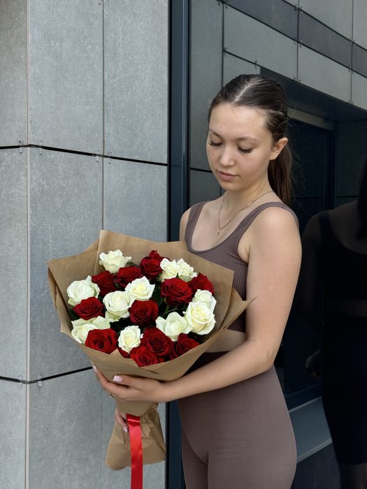 25 червоно-білих троянд в еко пакуванні