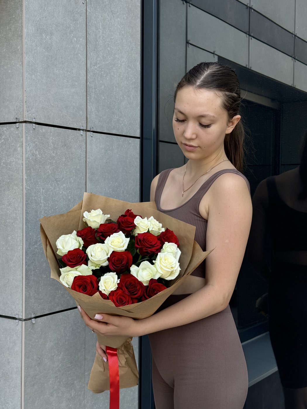 25 червоно-білих троянд в еко пакуванні — доставка квітів у Дніпрі
