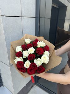 25 червоно-білих троянд в еко пакуванні