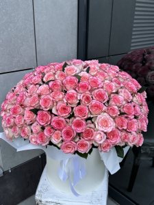 Велика композиція 151 рожева троянда