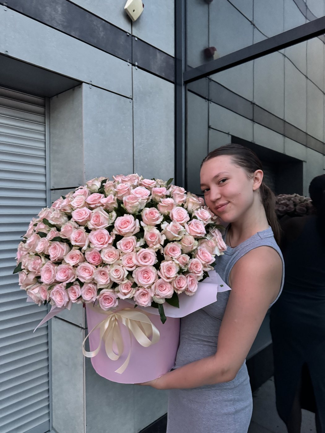 Велика композиція 151 кремова троянда — доставка квітів у Дніпрі