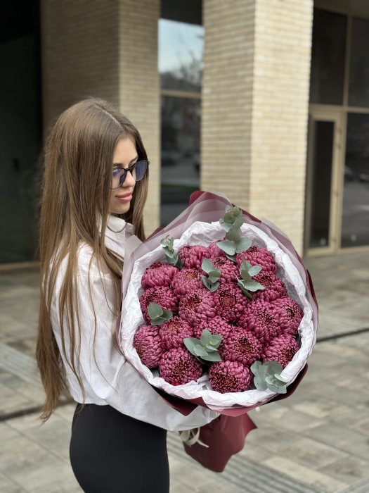 Букет з хризантеми бігуді та евкаліптом
