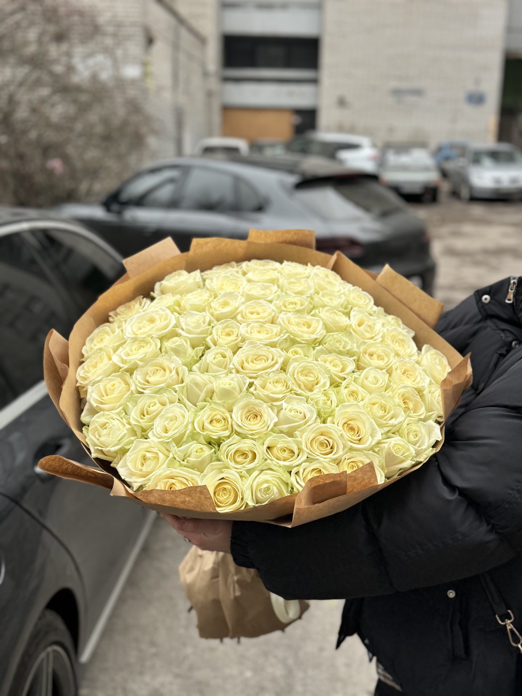 71 біла троянда — доставка квітів у Дніпрі