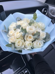 15 білих троянд з евкаліптом