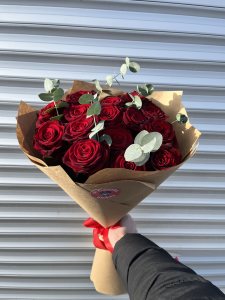 15 червоних троянд з евкаліптом