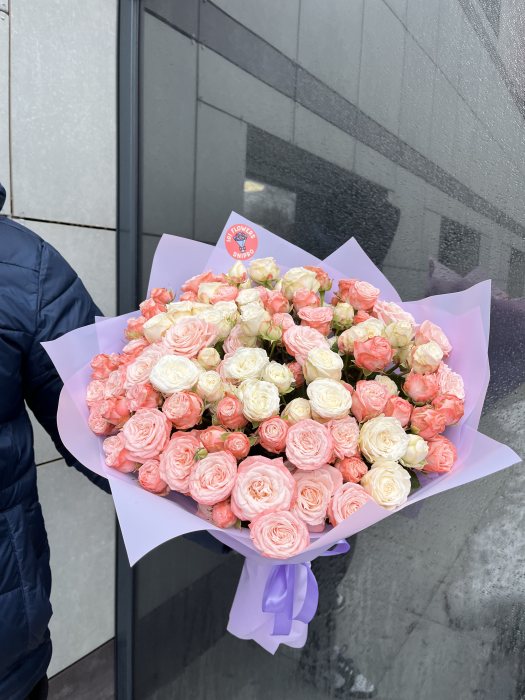 Букет кущових піоноподібних троянд