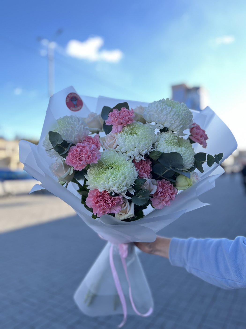 Збірний осінній біло-рожевий букет — доставка квітів у Дніпрі