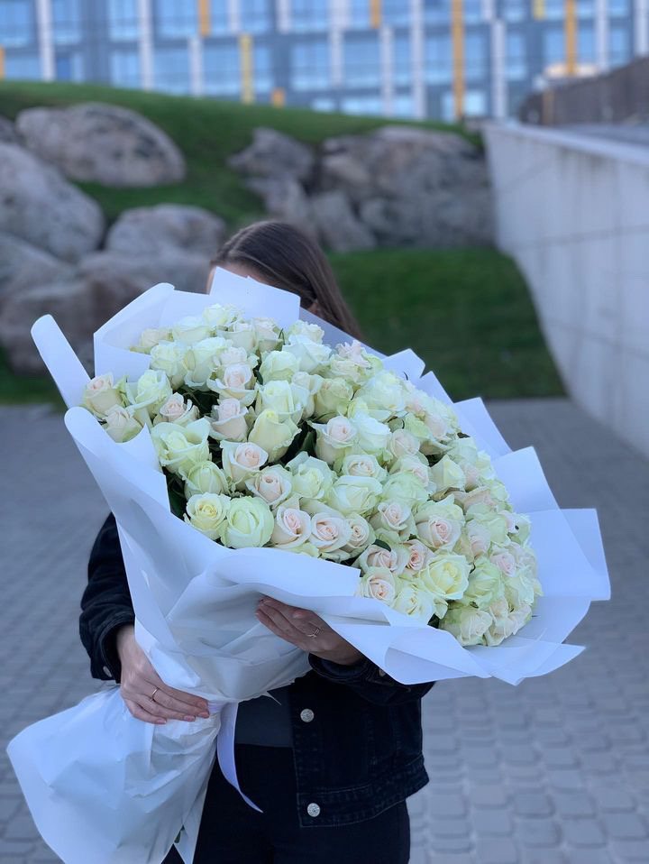101 біло-кремова троянда — доставка квітів у Дніпрі