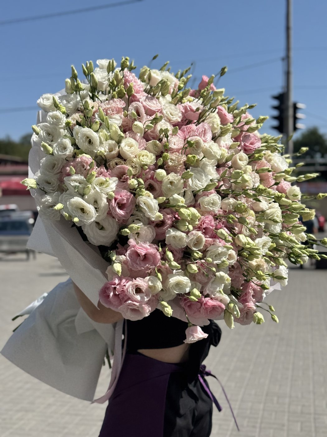 Великий букет з 101 еустоми — доставка квітів у Дніпрі