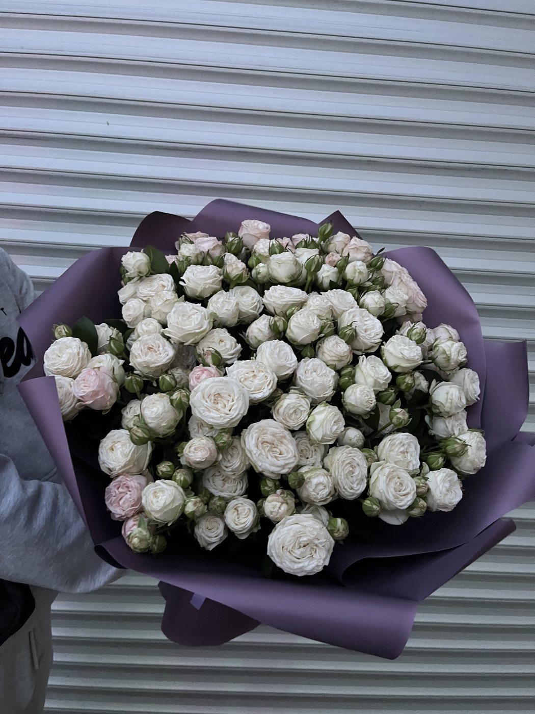 29 кущових піоноподібних троянд — доставка квітів у Дніпрі