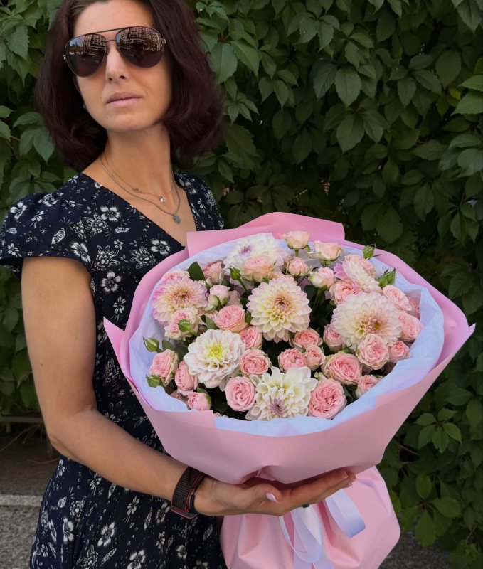 Дуже ніжне поєднання сезонних жоржин та кущових троянд 🫶

2490 ₴🏷️