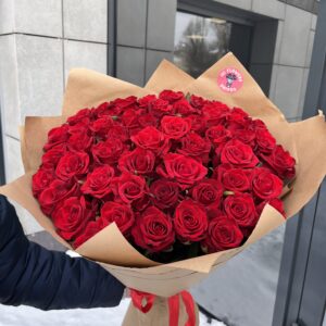 51 червона троянда в еко пакуванні
