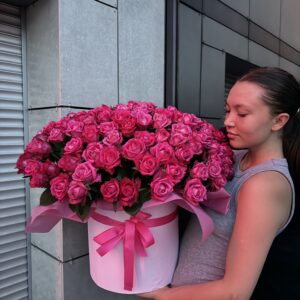 Велика композиція 151 малинова троянда