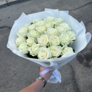 Букет 25 білих троянд