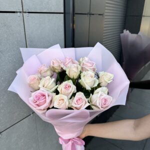 15 рожевих троянд
