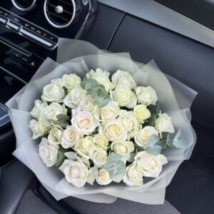 31 біла троянда з евкаліптом