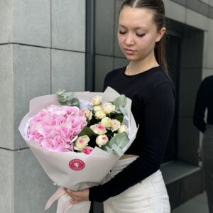 Збірний букет з гортензією