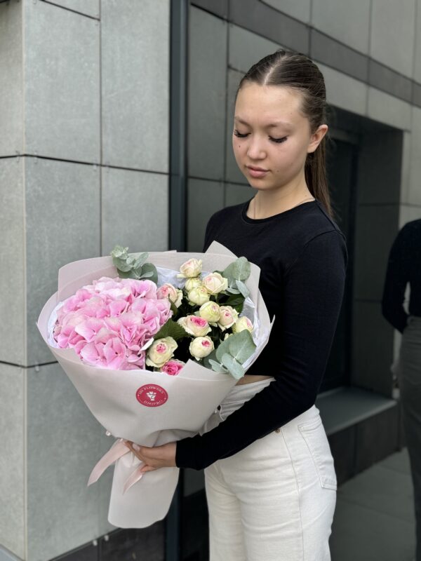 Збірний букет з гортензією