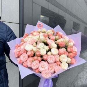 Букет кущових піоноподібних троянд