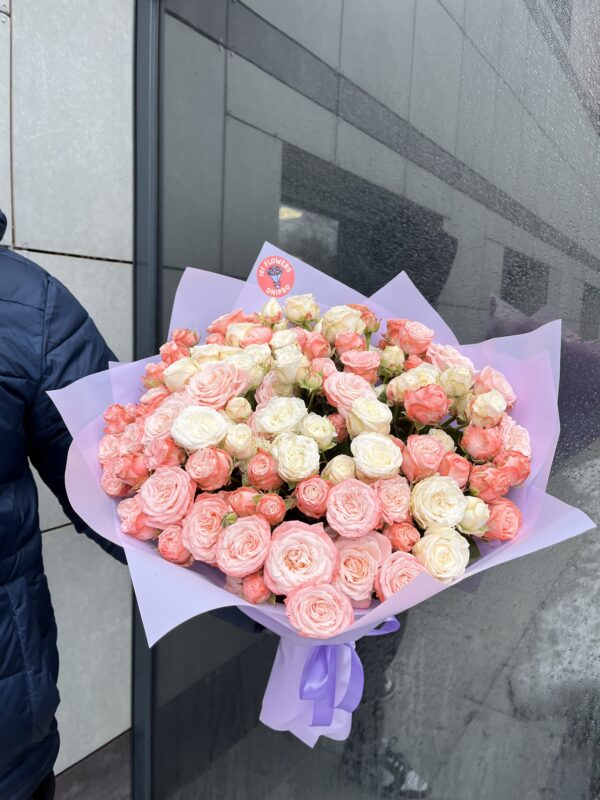 Букет кущових піоноподібних троянд