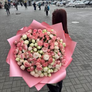 Великий букет з кущових троянд