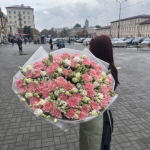 Великий букет з еустоми та гвоздики