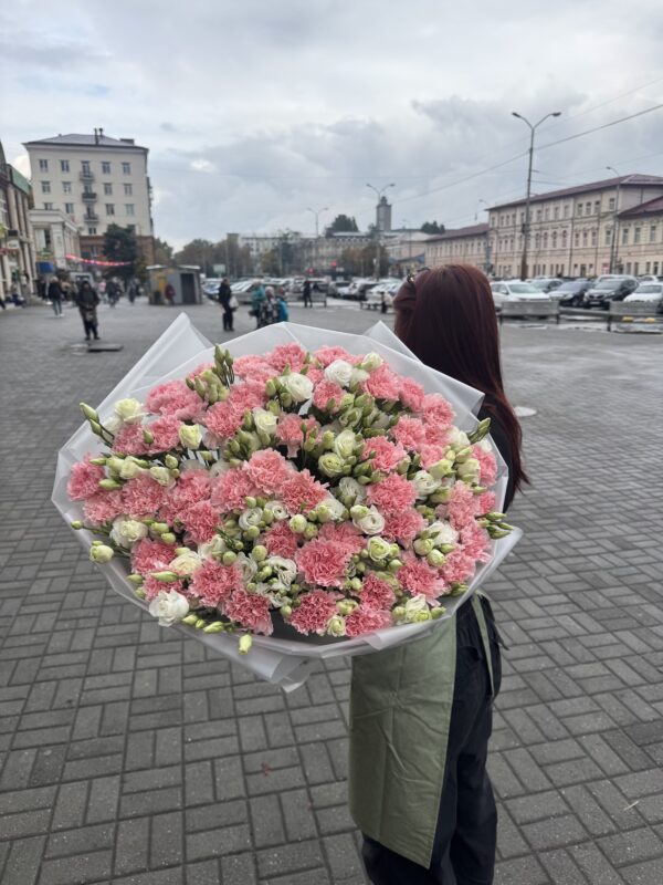 Великий букет з еустоми та гвоздики