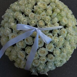 Кошик з 151 троянди