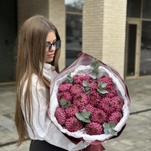 Букет з хризантеми бігуді та евкаліптом